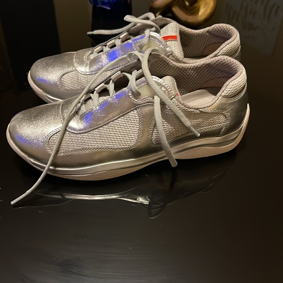 Prada - Picture 2 of 4